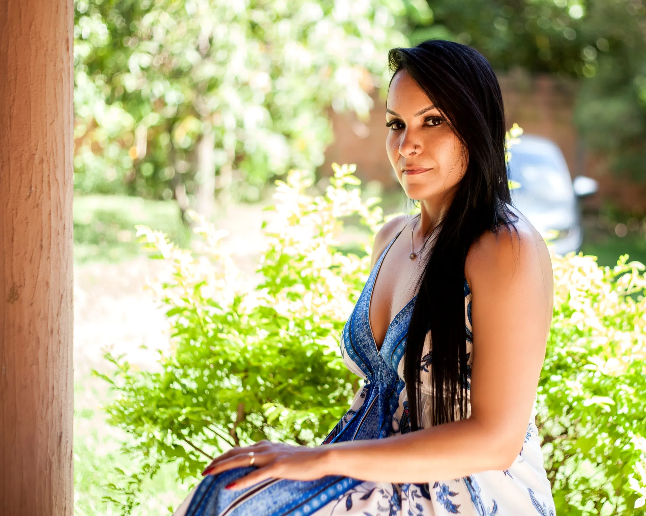 Ensaio fotográfico em Piracicaba — vestido azul e branco no jardim entre as árvores