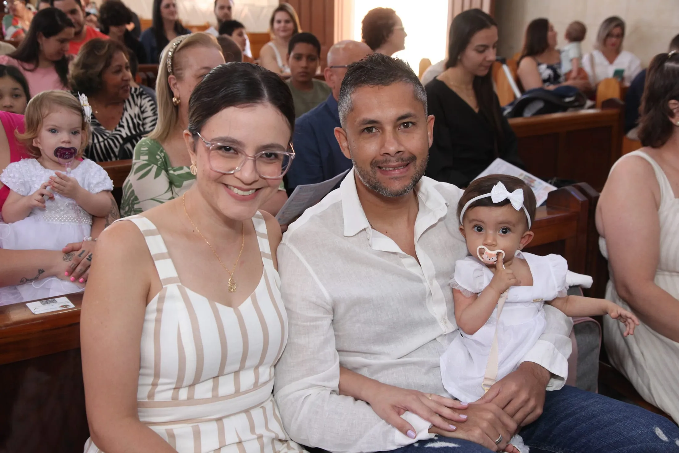 Fotógrafo de batizado em Piracicaba — pais e bebê com o padre